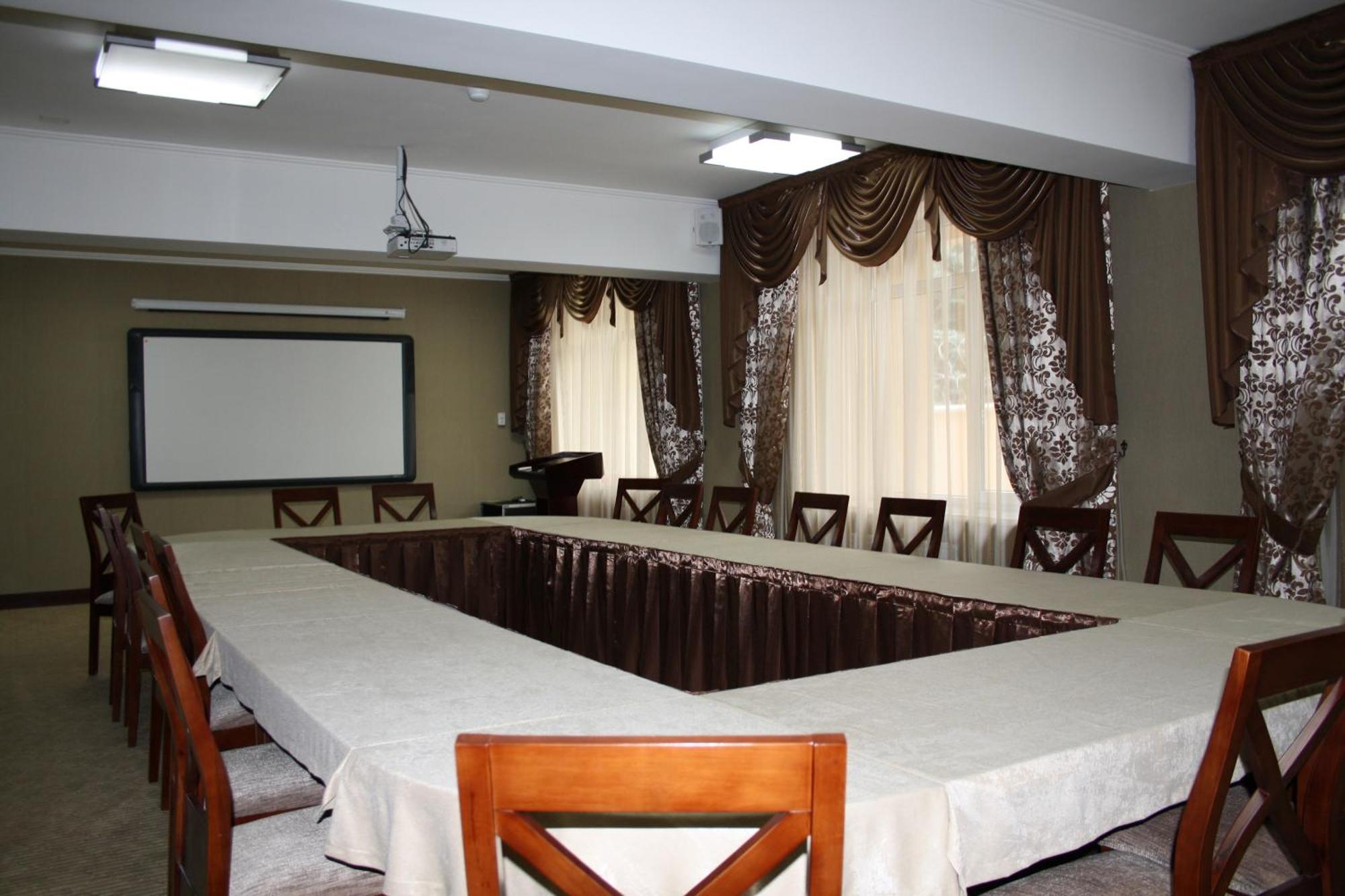 Voyage Hotel Almaty Exterior foto